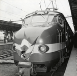 168243 Afbeelding van de kop van een met vlaggen versierd electrisch treinstel mat. 1957 (Benelux) van de N.S./N.M.B.S. ...